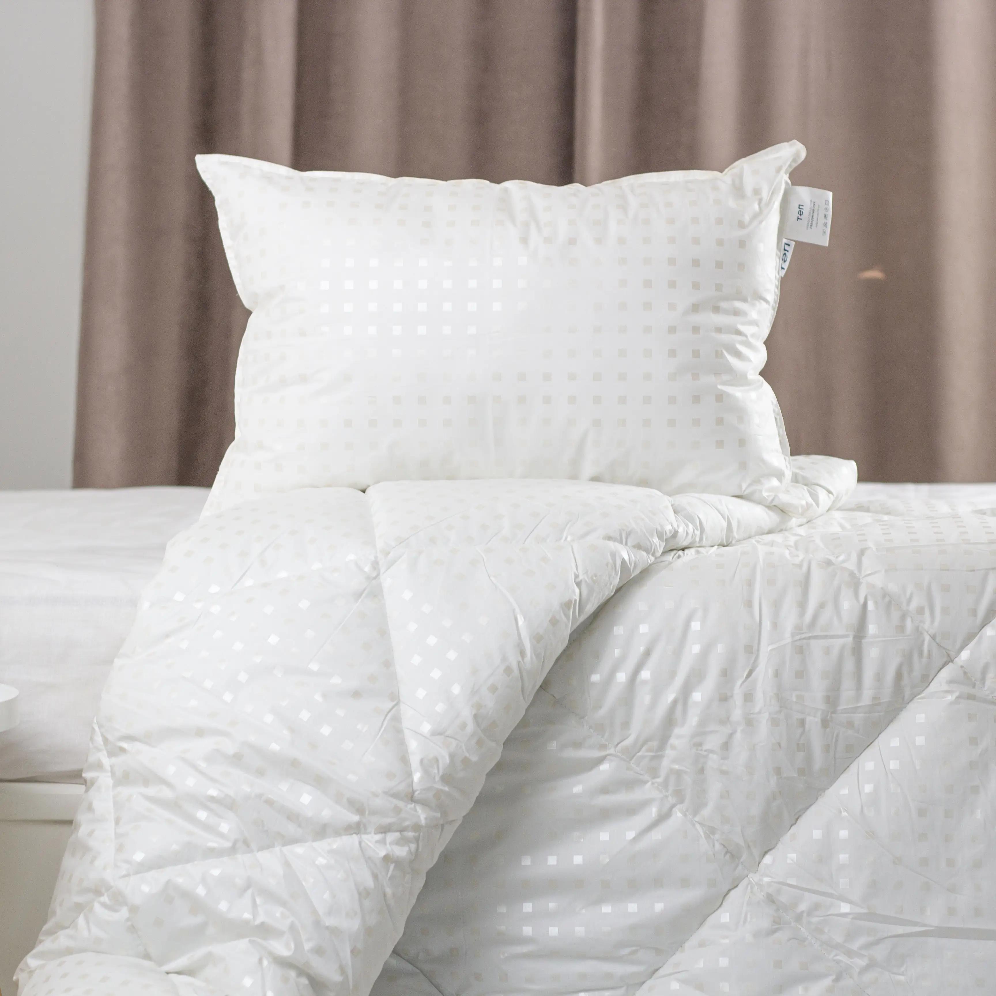 Подушка FRIENDLY ТЕП "ЛЕБЕДИНЫЙ ПУХ" метализированная печать, 70x70 - Фото 2