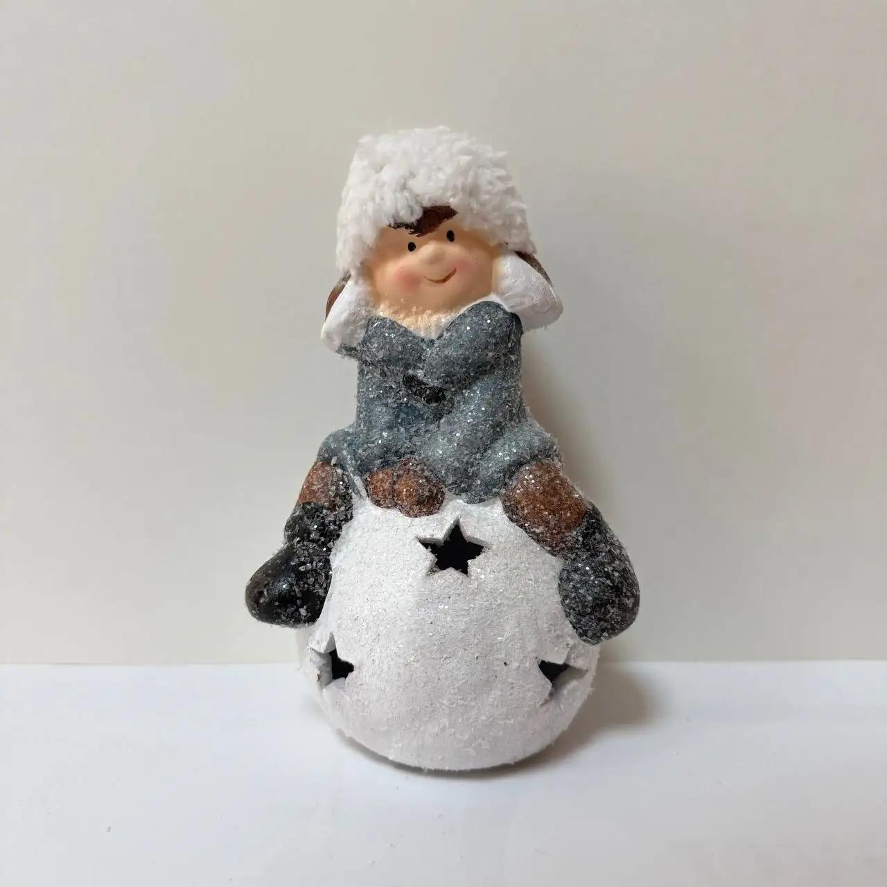 Новорічна фігурка з підсвіткою «Хлопчик на сніжній кулі»