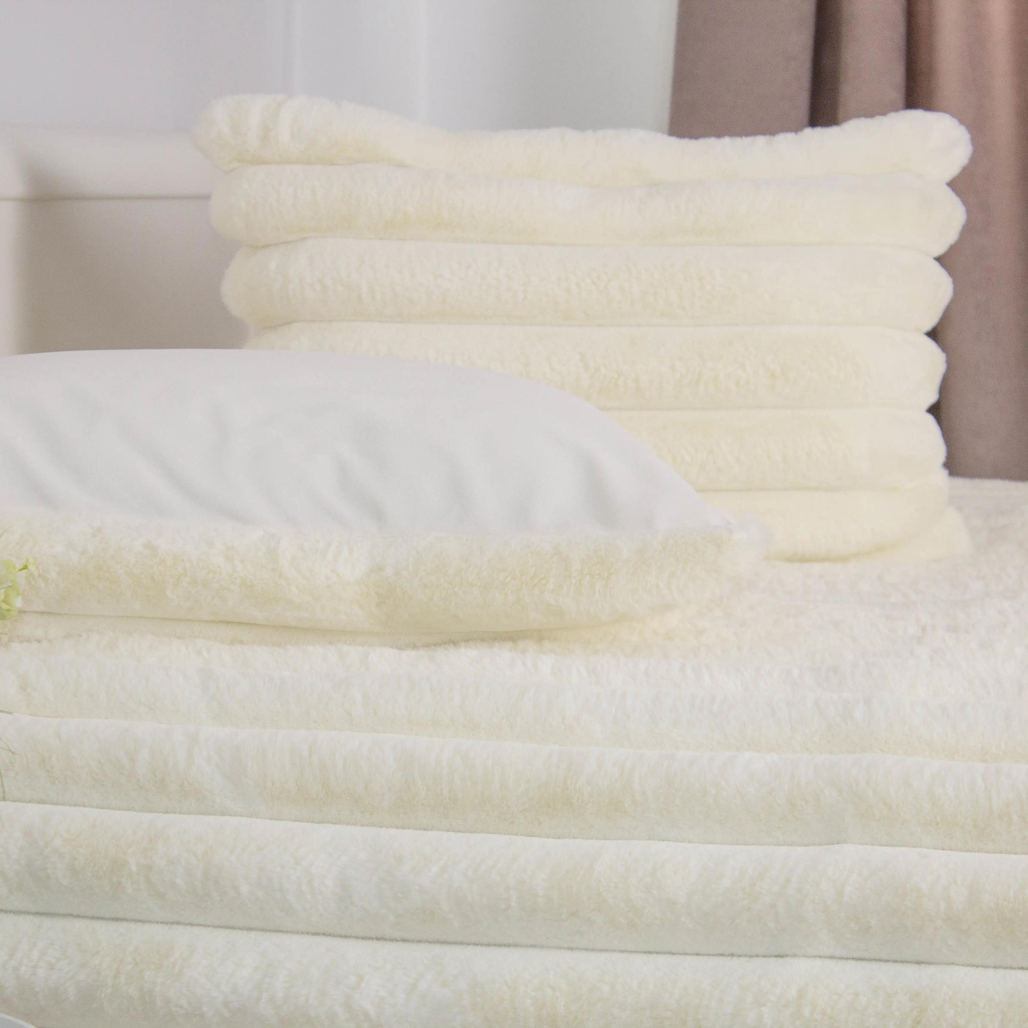 Покривало ТЕП "PLUSH BLISS" з 2 наволочками, молочне, 240x260 - Фото 5