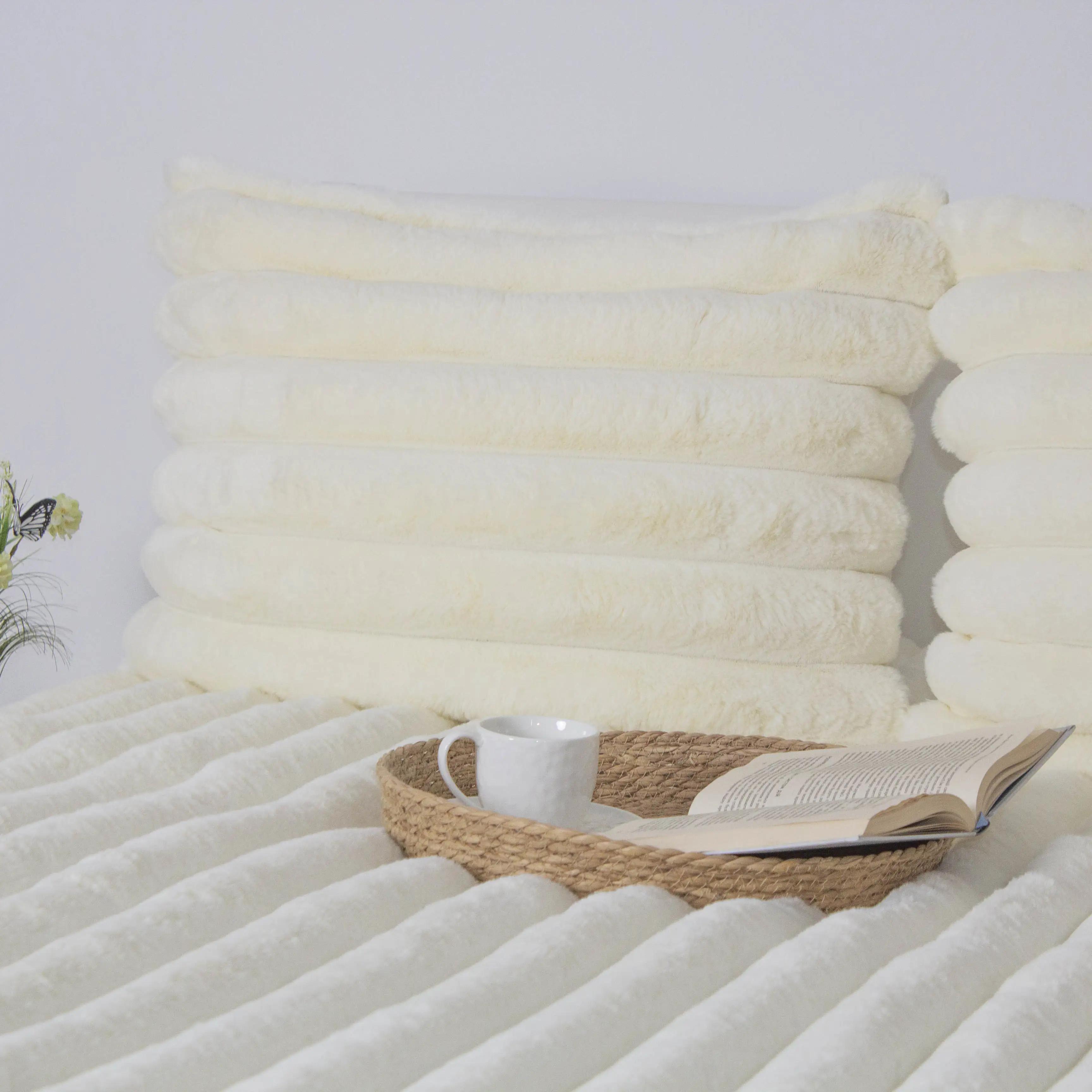 Покривало ТЕП "PLUSH BLISS" з 2 наволочками, молочне, 240x260 - Фото 6